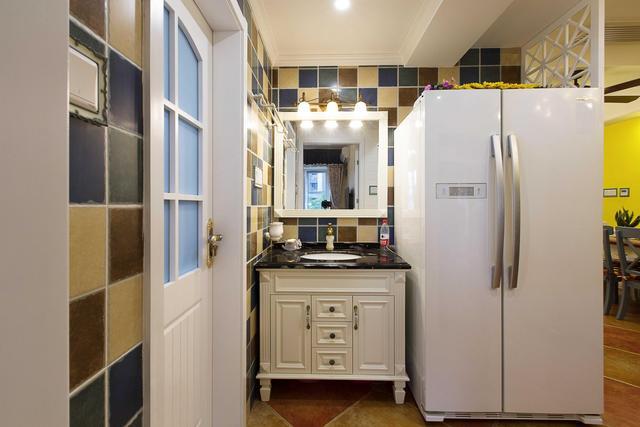 玄关摆放冰箱的禁忌比较少,唯一需要注意的,就是冰箱门不要正对着大门