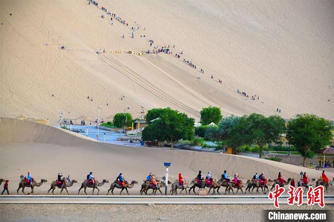 6月13日，敦煌鸣沙山月牙泉景区热闹非凡。王斌银 摄