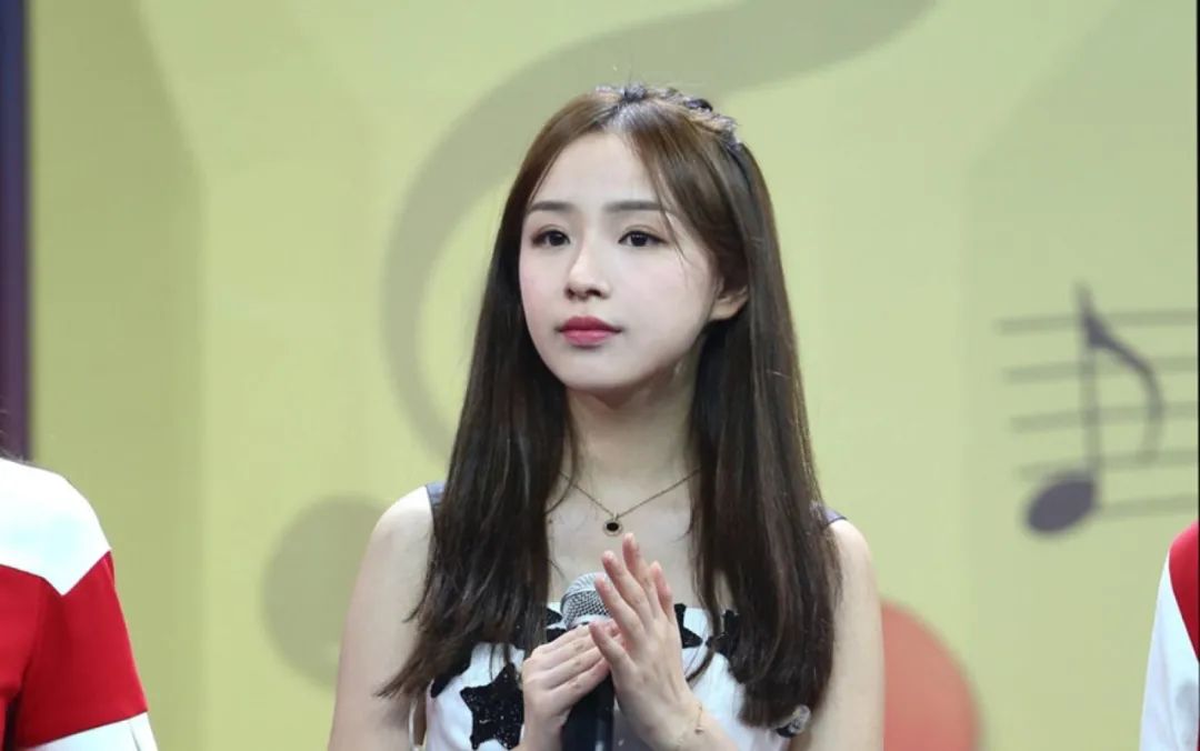 中古大主播周二珂复播,"拯救"斗鱼急急急!__凤凰网