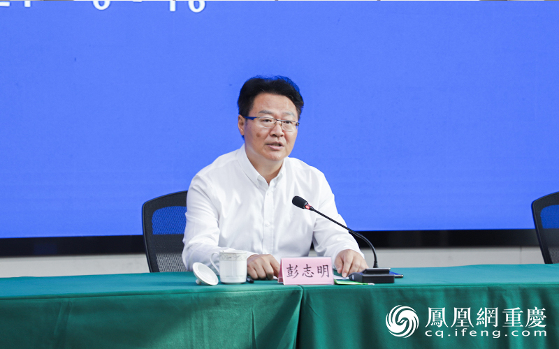 （重庆市中新项目管理局党组成员、副局长彭志明介绍了中新互联互通项目基本情况和此次合作共建中新（潼南）绿色循环智能低碳示范产业园的重大意义）
