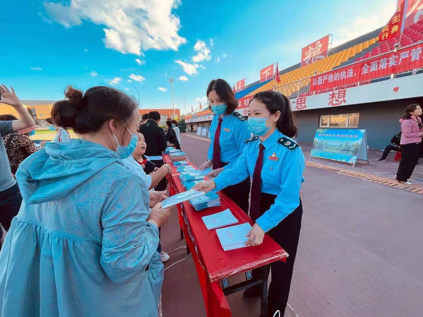 吉林省榆树市税务局：将税收宣传带到了全省法治文艺巡演榆树站现场