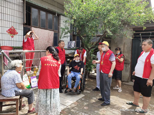 姬建辉组织爱心志愿者协会志愿者慰问困难家庭（中）