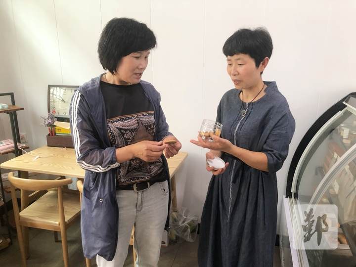 图为城杨村杏缘手工坊的孙阿姨正在分享糕点制作工艺。