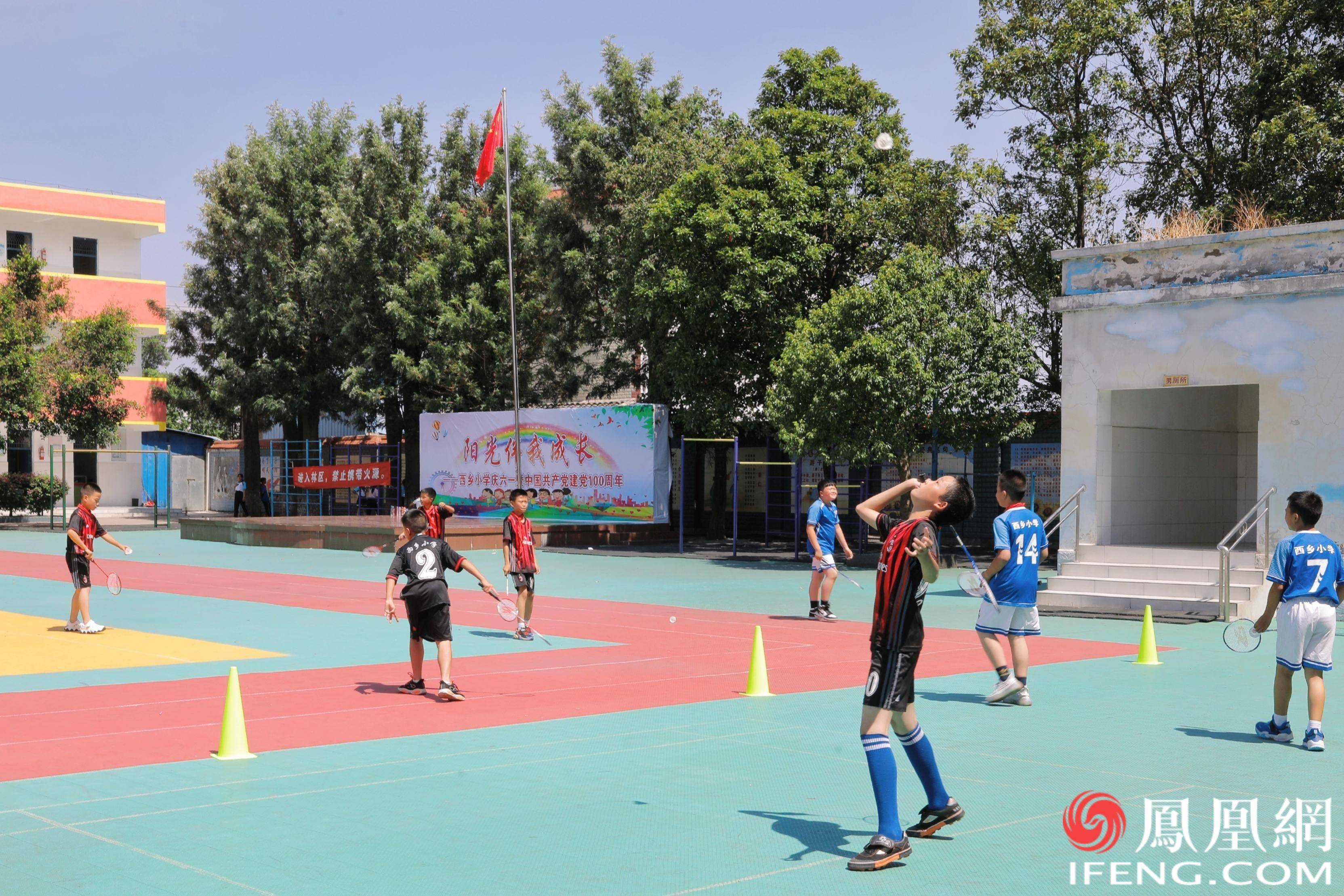 顶着烈日,孩子们坚持练习羽毛球