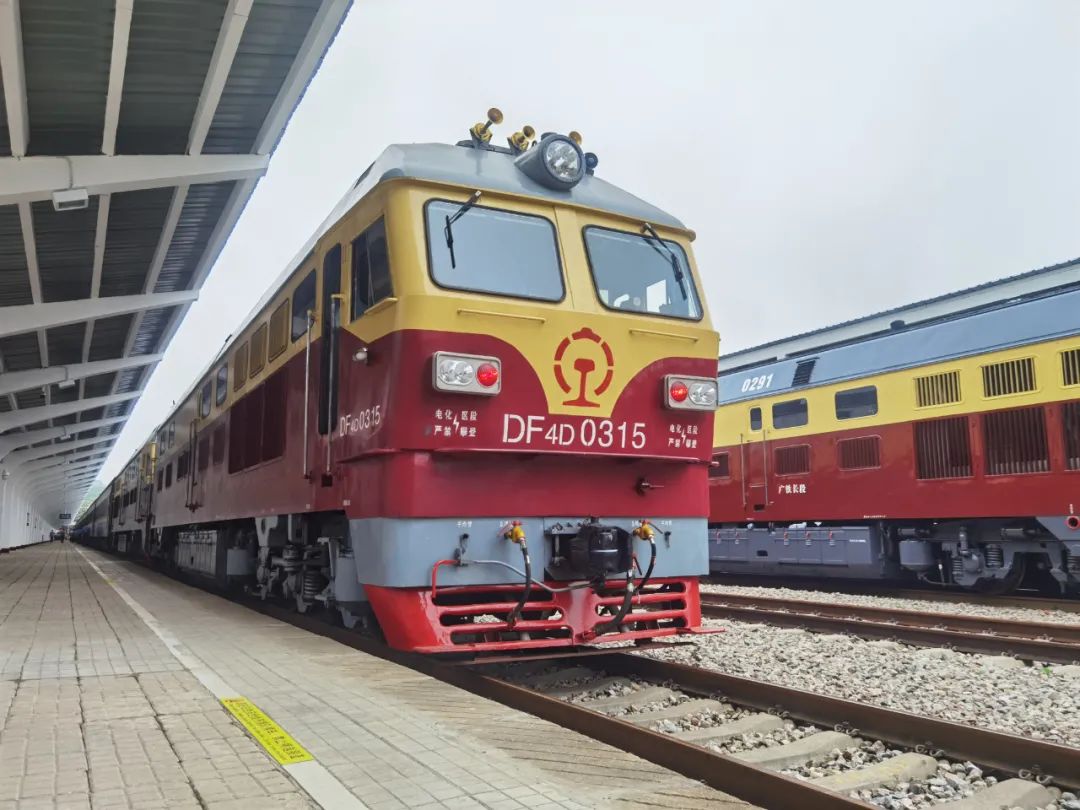 6月18日，一列崭新的列车从韶山站发出，驶向目的地井冈山站。湖南日报·新湖南客户端记者 孟姣燕 摄