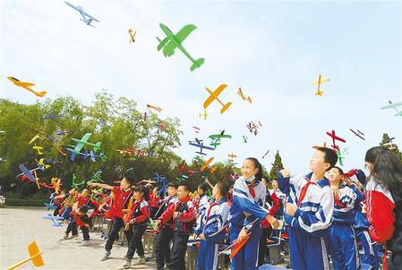 兰州市安西路教育集团在西果园中心校开展航模活动 新甘肃·甘肃日报记者 盛学卿