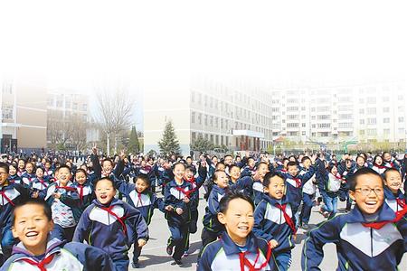 孩子们在渭州学校得到呵护与培育，德智体美劳全面发展。渭州学校供图
