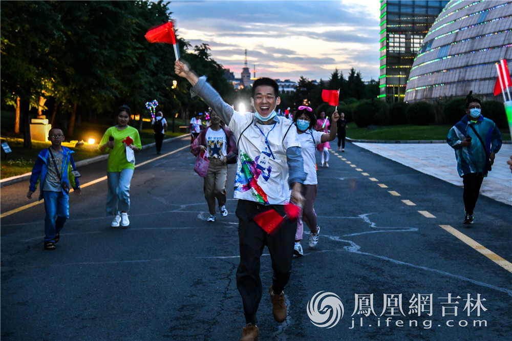 网友荧光夜跑打卡建党百年历程。梁琪佳摄