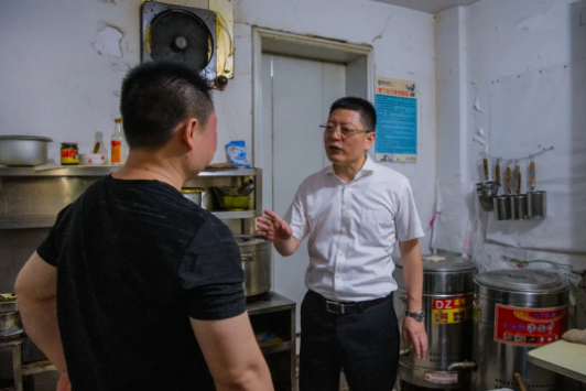 姜天波在古南街道南州明珠小区餐饮门店检查安全用气情况。