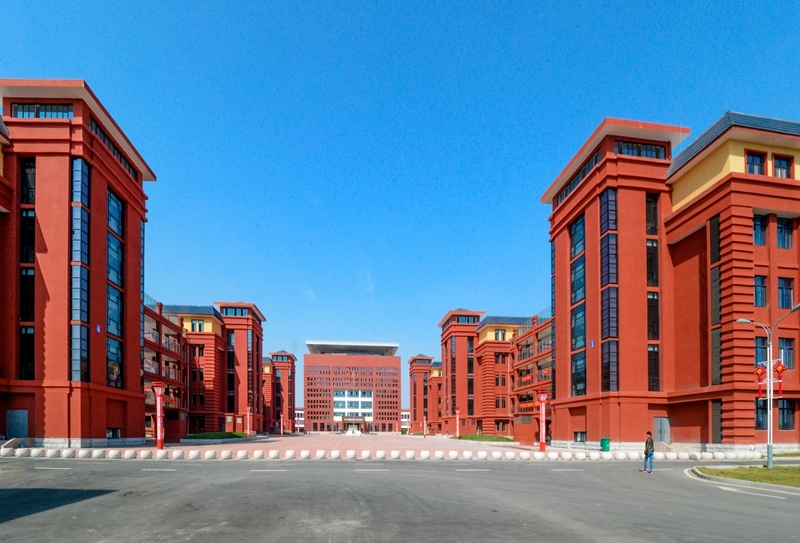 位于河南省的商丘市第一中学,采用美国哈弗红仿砖真石漆效果,每一条