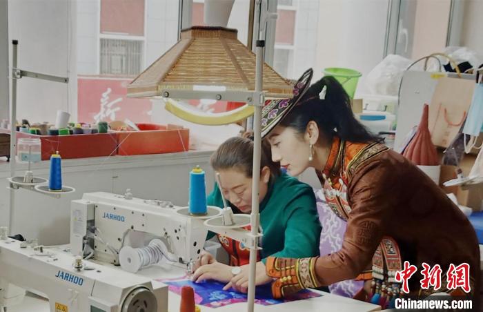 图为裕固族服饰非遗传承人为学员传授传统服饰刺绣。　史静静 摄