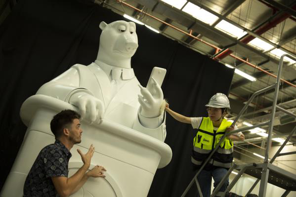 三米高的来自冰川镇的北极熊先生正在制作中。