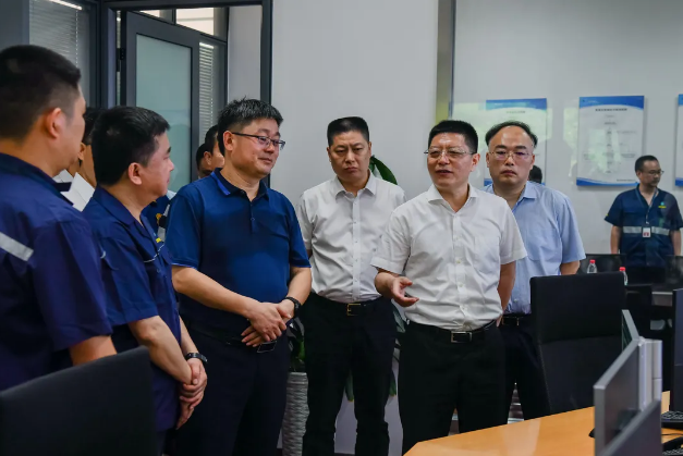 姜天波在重庆港华燃气有限公司监控中心，现场查看城区燃气管网运行调度、安全监测等情况。