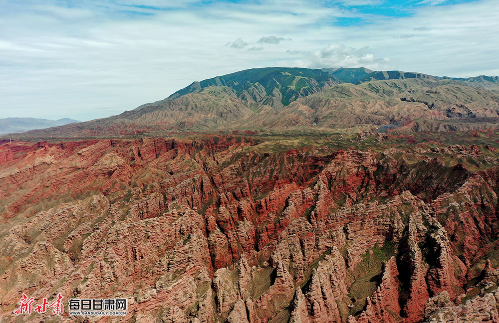 张掖平山湖大峡谷：群峰险峻入云端 幽谷一线流霞光