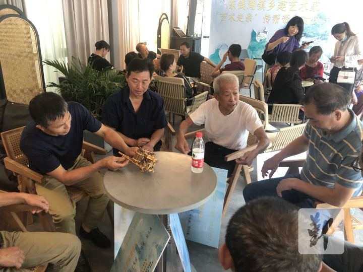 图为圆桌沙龙木匠组正在相互交流讨论。