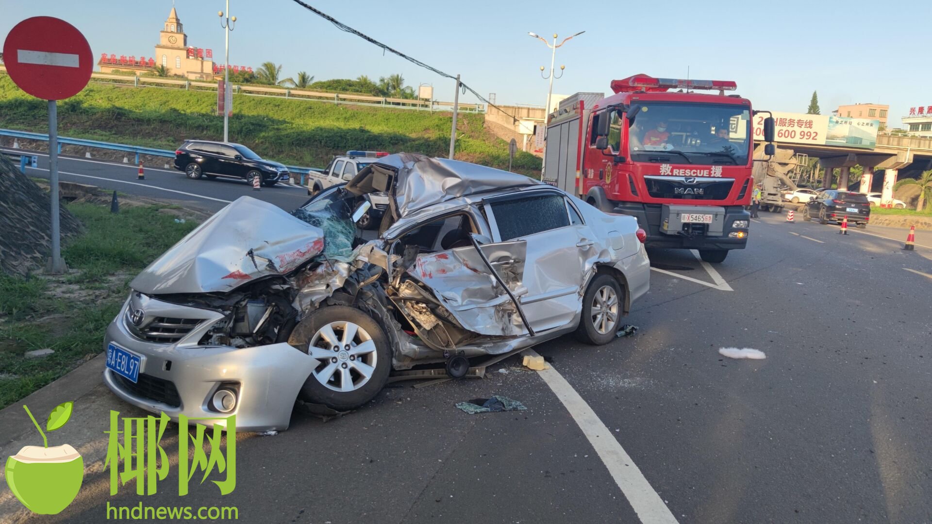 海南环岛高速小轿车与货车相撞 1人被困车内 凤凰网