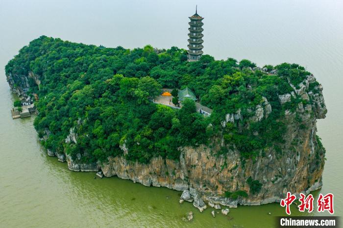 鞋山位于江西省九江市湖口县，距鄱阳湖入长江口仅几公里，因其形似仙女遗落鄱阳湖中的鞋子而得名。