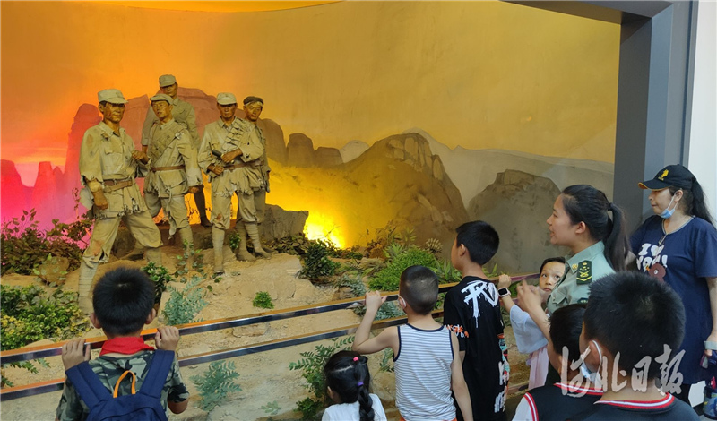2021年6月14日，游客在狼牙山五勇士陈列馆参观学习。河北日报记者赵海江摄影报道
