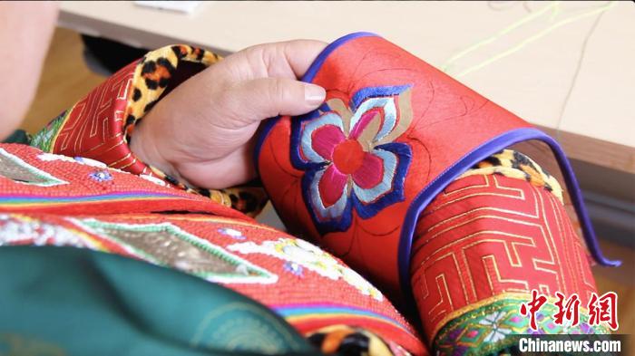 裕固族服饰色彩明艳富有美感，具有浓郁的地方特色和民族气息。　史静静 摄