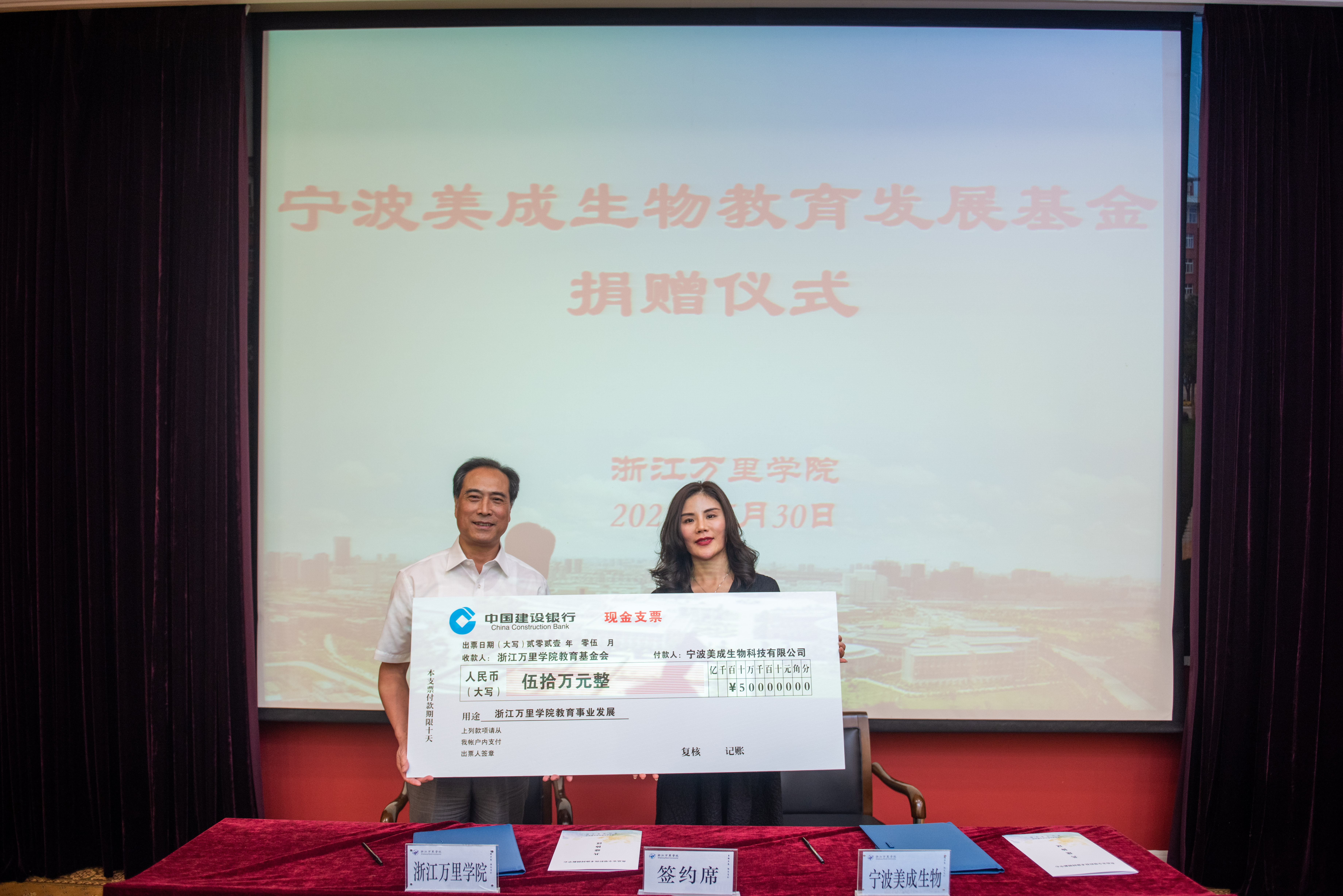 浙江万里学院的“神仙班级”，47人获得的奖状和证书超350张