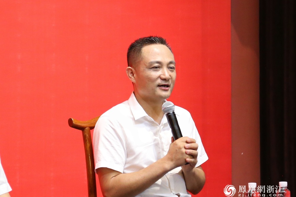 丽水鱼跃酿造食品有限公司董事长陈旭东接受记者提问