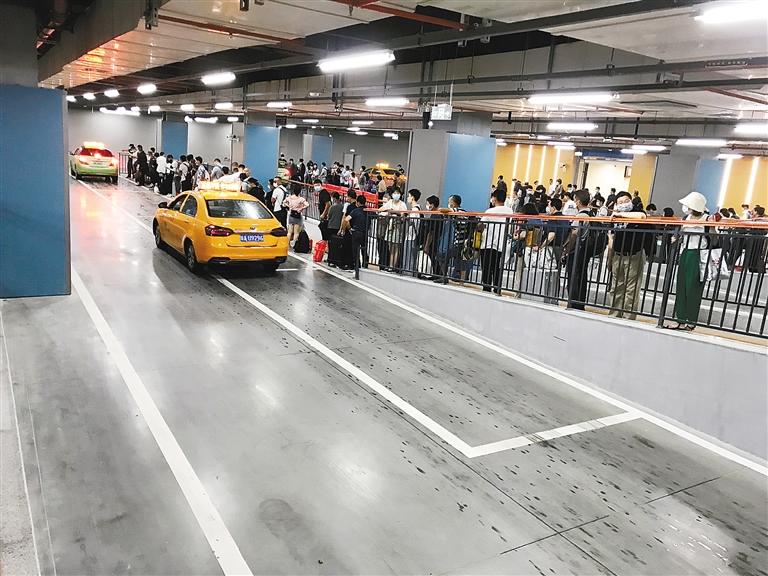 市民旅客排队乘坐出租车