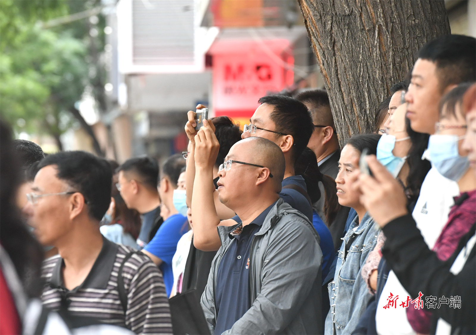 考场外，家长们期待孩子们取得优异的成绩。