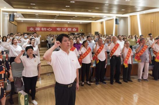 豫章师范学院举行“光荣在党50年”纪念章颁发仪式