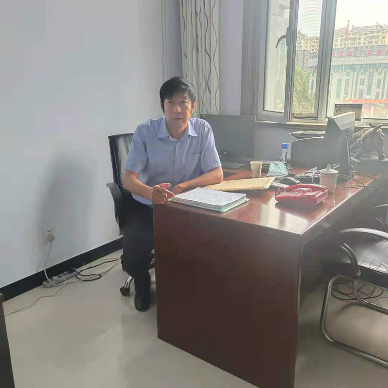 图1李建国同志工作日常 王占平摄