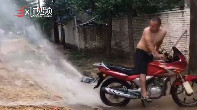 雨后积水太深，男子用摩托车抽水，网友：有想法，就是费车