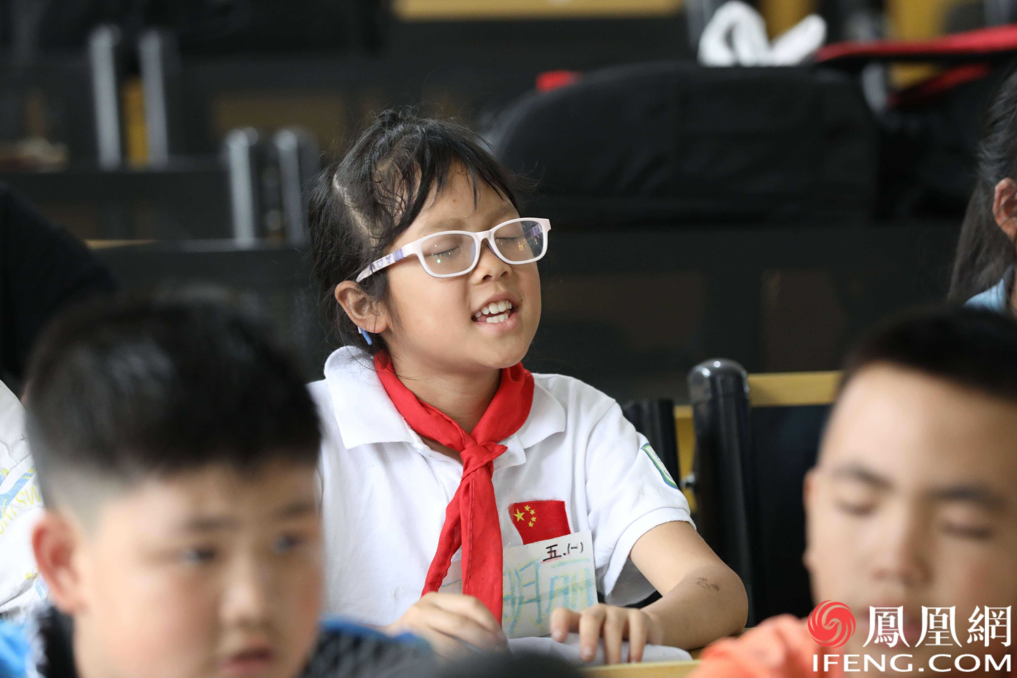 孩子们在课堂上忘情的歌唱