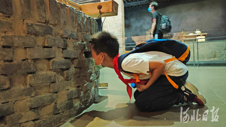 6月13日，冉庄地道战纪念馆内的“碾子工事”吸引了小朋友。 河北日报记者赵海江摄影报道