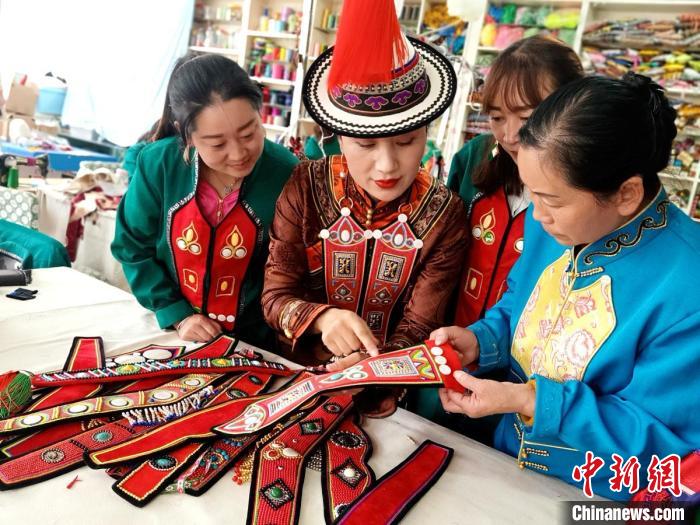 甘肃肃南：绣娘穿针引线“绣”非遗活态传承裕固族文化