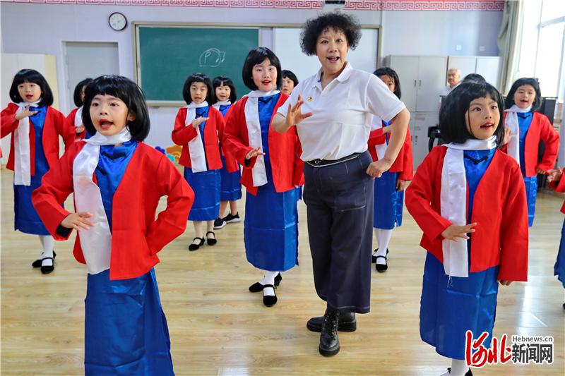 秦皇岛市戏曲艺术家张悦指导秦皇岛市海港区白塔岭小学学生表演戏曲《红梅赞》。通讯员曹建雄摄