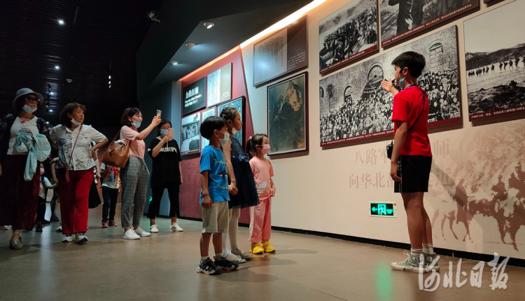6月13日，11岁的小小讲解员樊卓扬（右一）正在冉庄地道战纪念馆内为游客讲解。