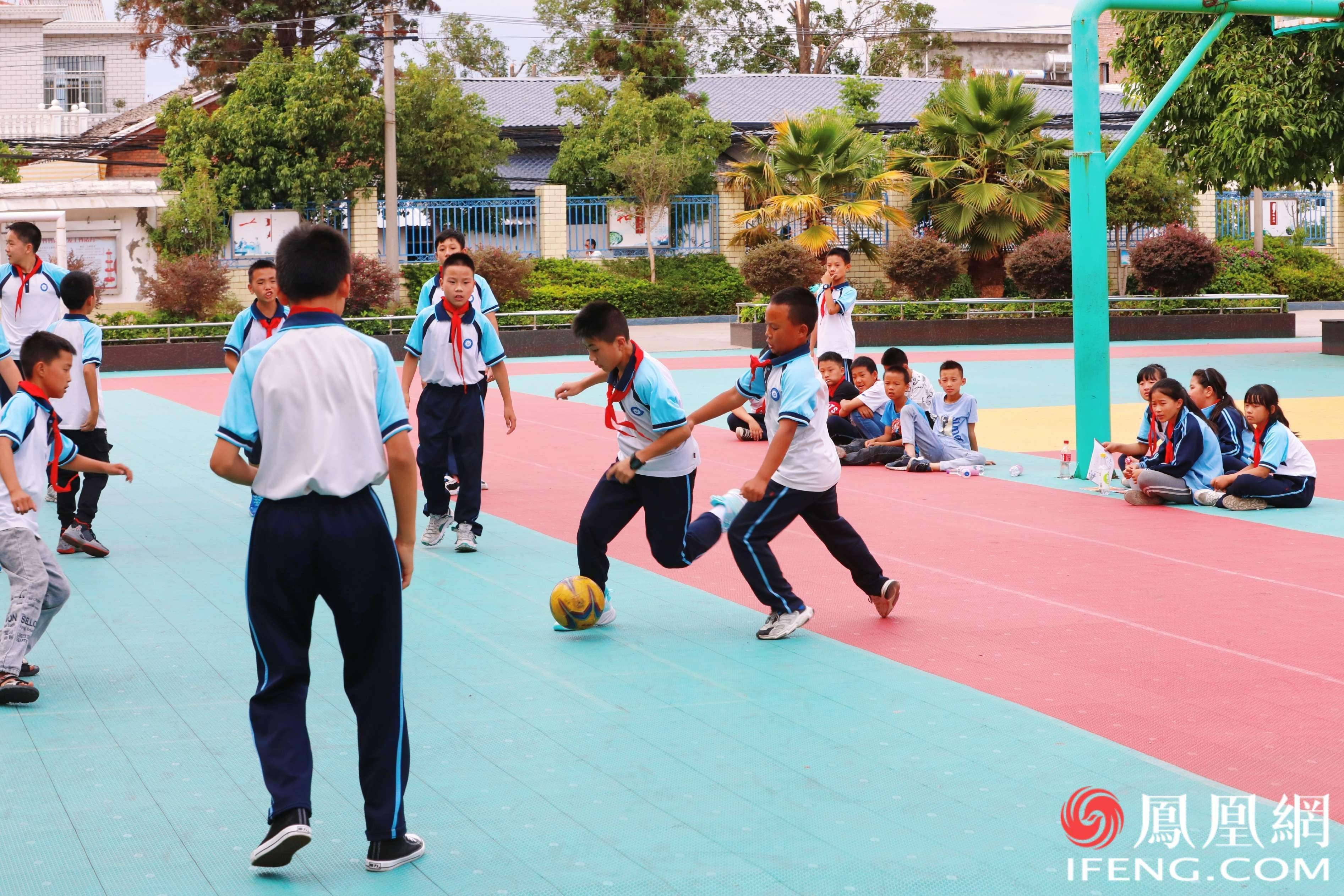 “体育健康”主题课上,孩子们正在进行激烈的足球比赛