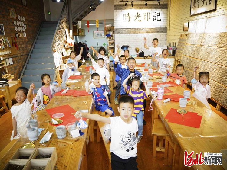 称重、研磨、混合、装袋……6月12日，秦皇岛1984文化创意产业园时光印记体验馆开展了香囊制作体验活动，孩子们在老师的指导下，学习辨识香料中药材，亲手参与香囊制作过程，感受中华传统文化魅力。香囊又称花囊、香袋等，佩戴香囊是古人重要传统习俗之一，取其芬芳，有助于驱蚊祛瘟，寄托着人们对防病健体、平安顺遂的美好祝福。