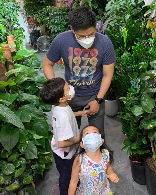 霍启刚带霍中曦和霍中妍逛书店,兄妹俩手牵手画面有爱