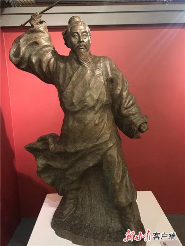 何鄂雕塑题材丰富，此为草圣《张芝》。