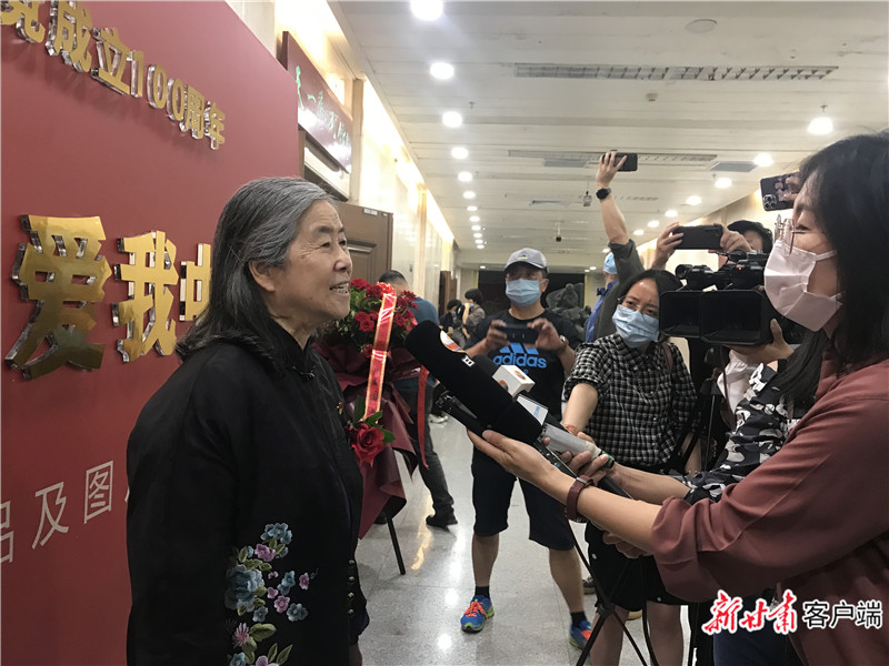 何鄂先生接受媒体采访