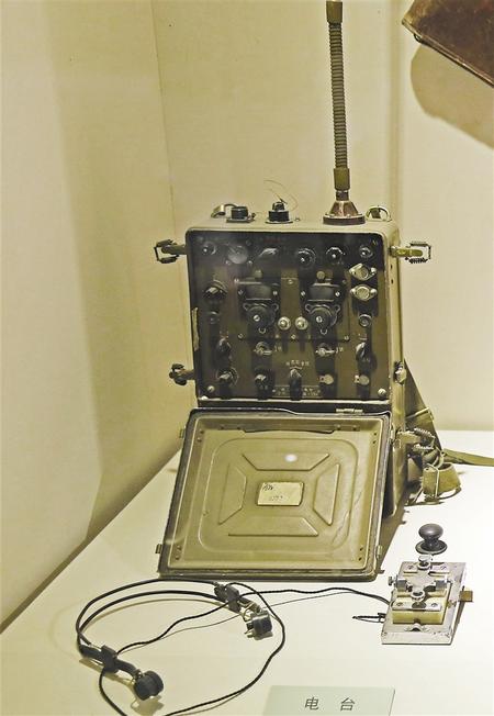 解放军侦察兵使用过的电台 （现藏酒泉起义纪念馆）