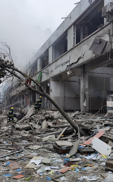 实拍湖北十堰小区燃气爆炸现场:多处建筑坍塌