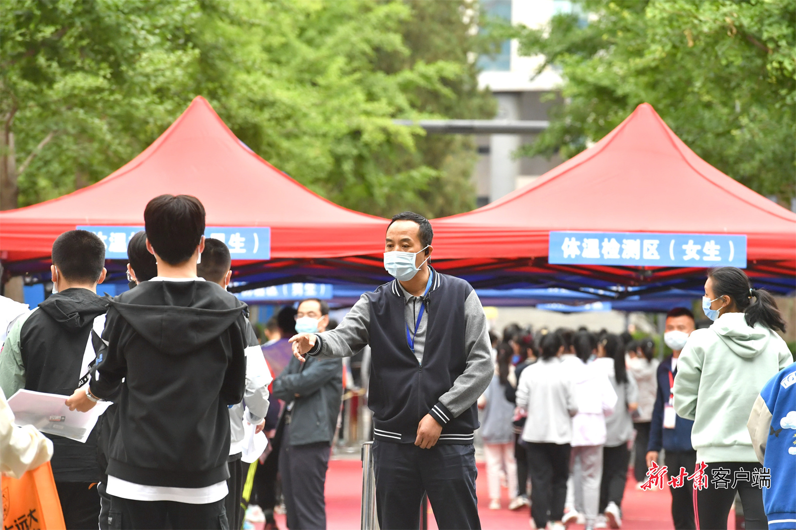 考场工作人员检查考生证件