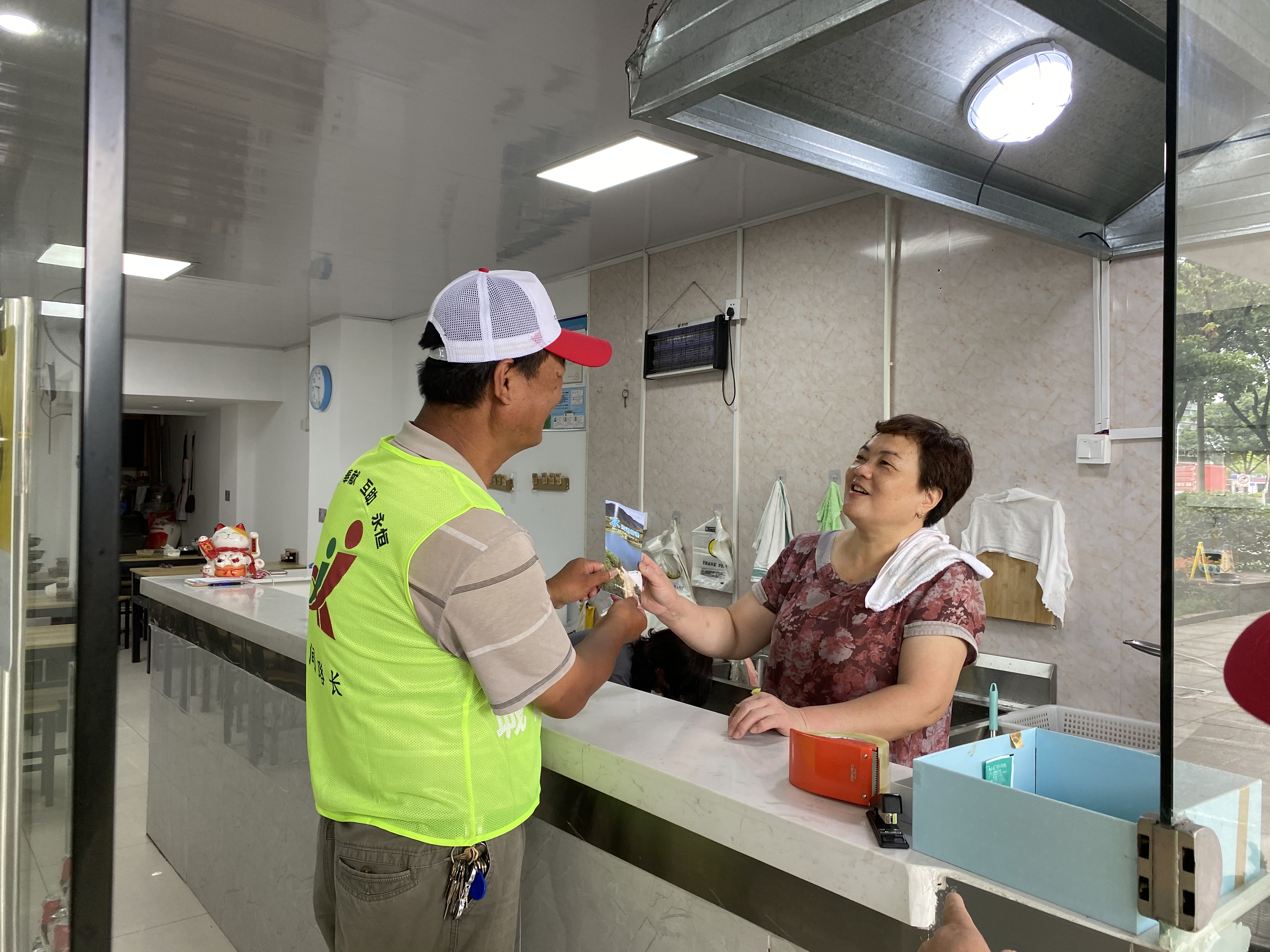 “老场长”化身“新路长” 鄞州曙光菜场周边城管义工“民间路长”项目启动