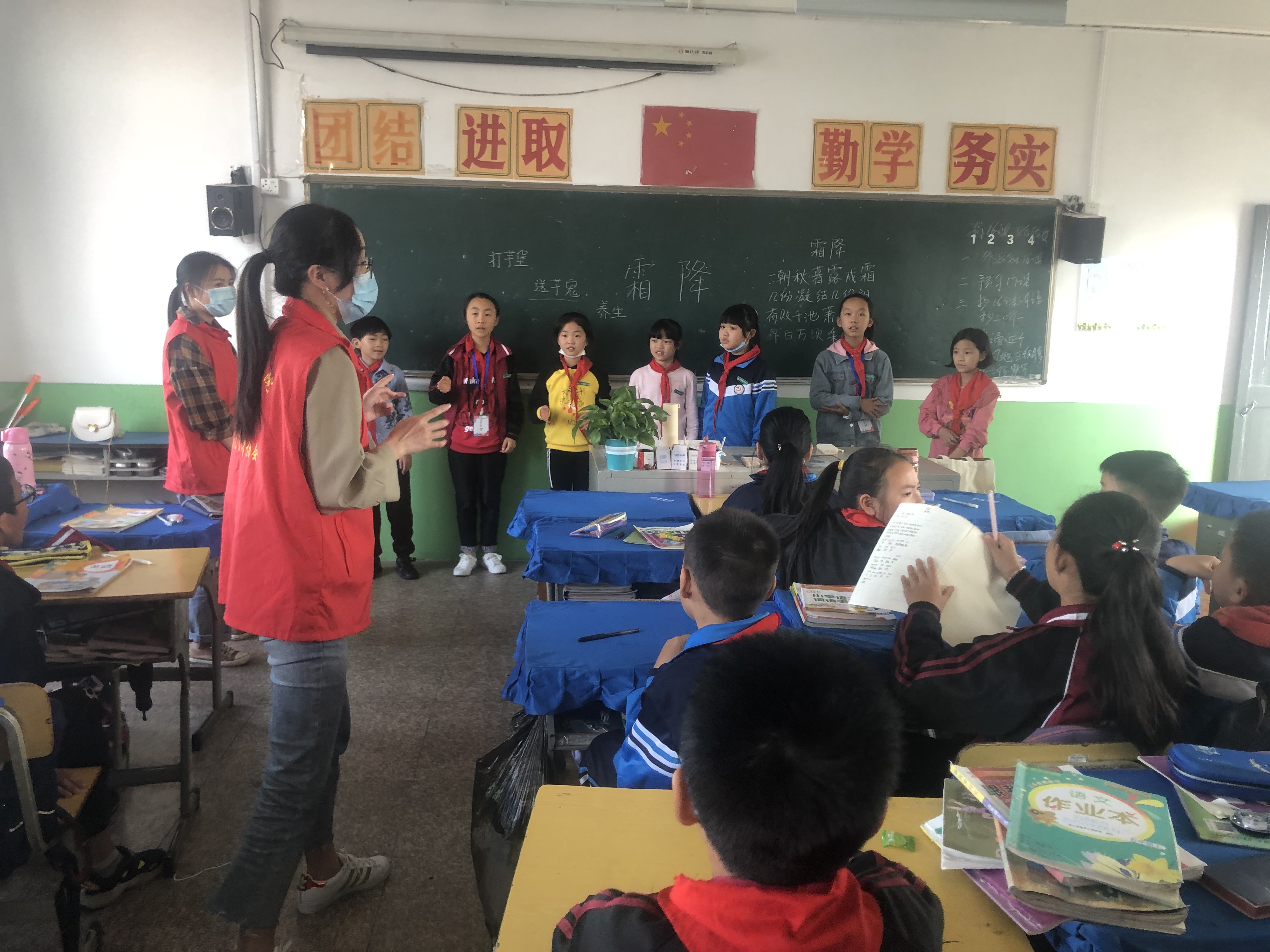 浙江万里学院的“神仙班级”，47人获得的奖状和证书超350张