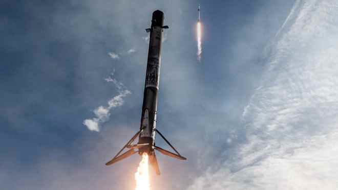 ▲这张合成图像显示 SpaceX 猎鹰 9 号火箭助推器升空,几分钟后又降落在发射台附近
