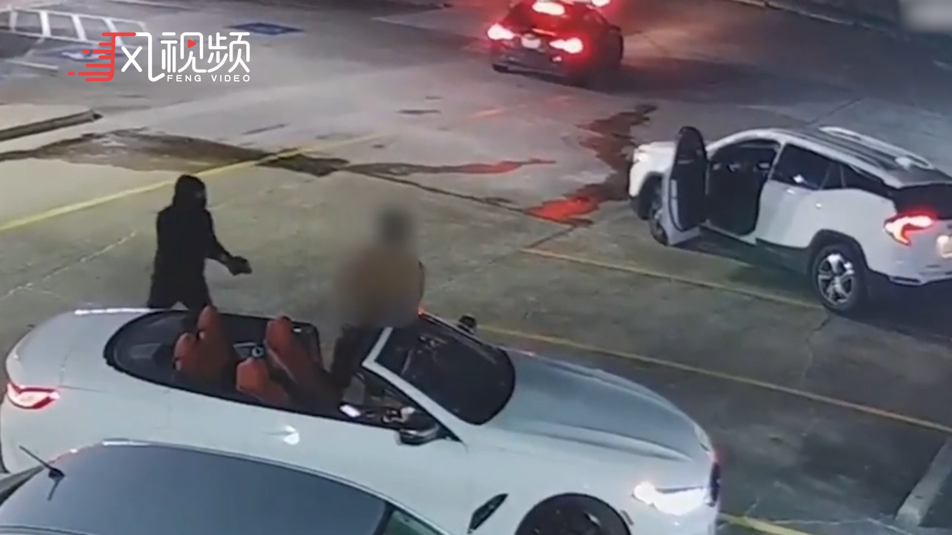 美国男子与黑人劫匪持枪激烈对射：全身连中7枪，摸到枪瞬间“绝杀”