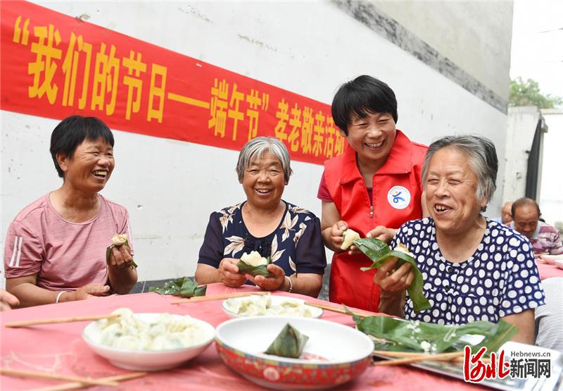 2021年6月14日，河北省邢台市南和区贾宋镇岳村老人在品尝粽子。河北日报记者赵永辉摄影报道