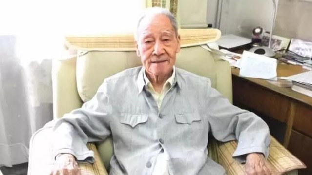 翻译家许渊冲坦言很崇拜钱钟书老师，只比自己大10岁