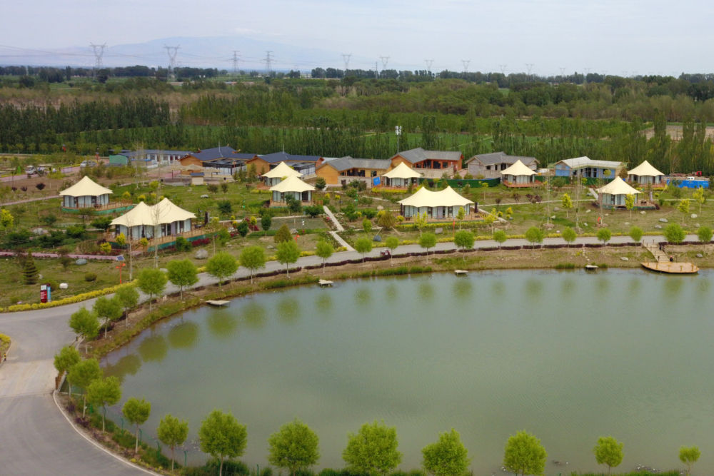 这是6月16日在临泽县拍摄的水系连通项目中打通的梨园河东河水系（无人机照片）新华社记者 范培珅 摄